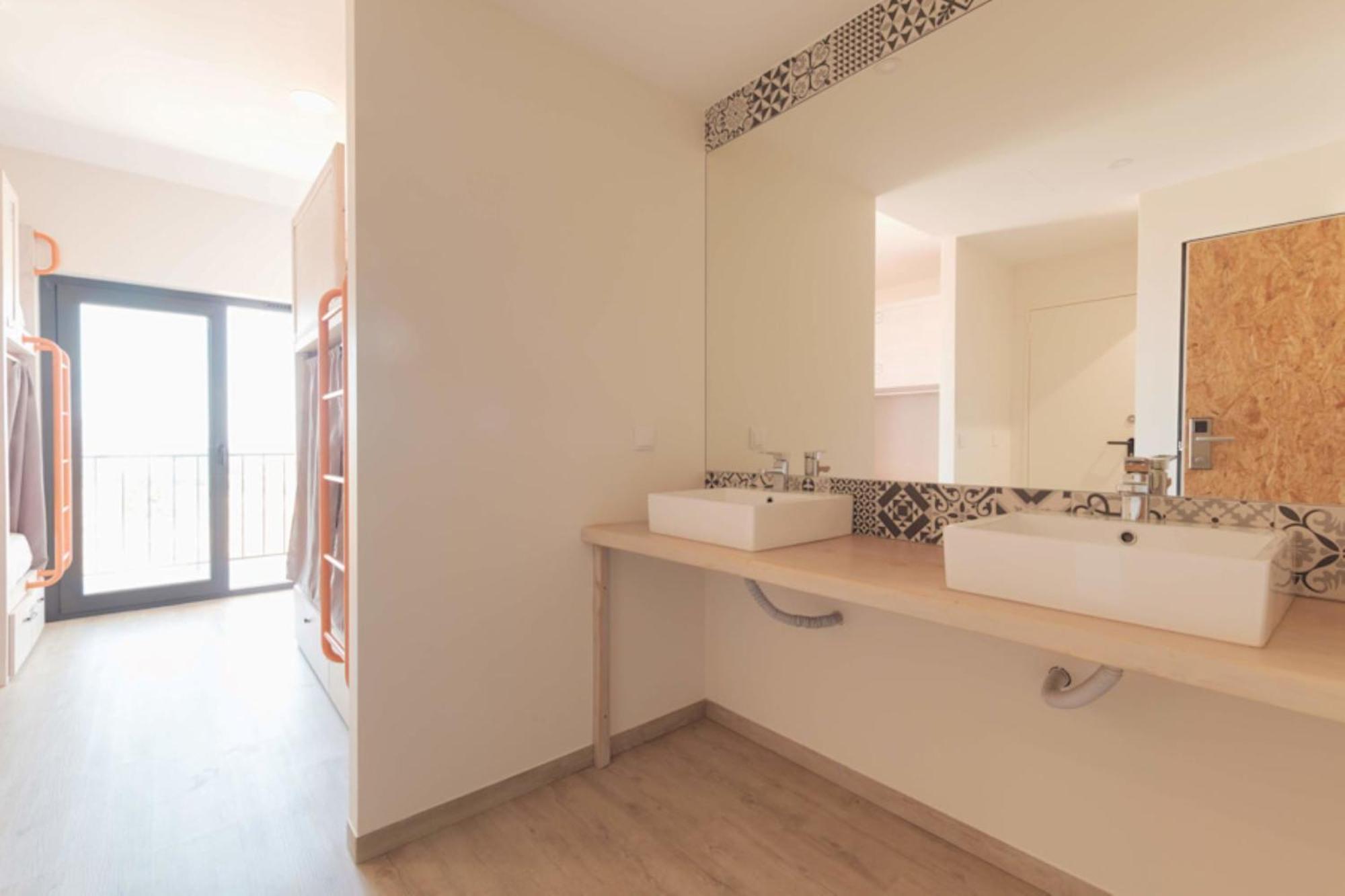 Bed in een Gemengde Slaapzaal met 6 Bedden